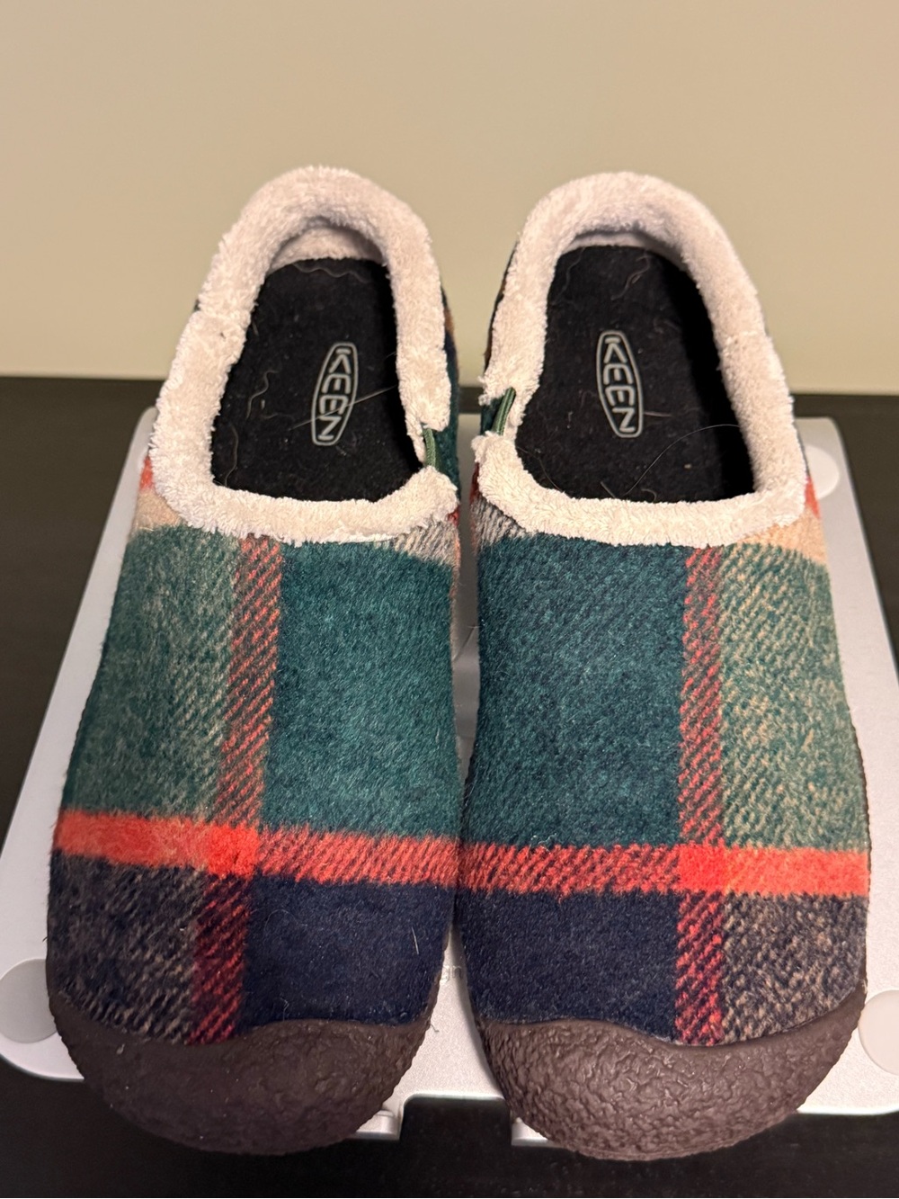 NWOT KEEN Plaid Slip-On Slip-Ons in Green Plaid SZ 9 Never Worn Fleece Trim